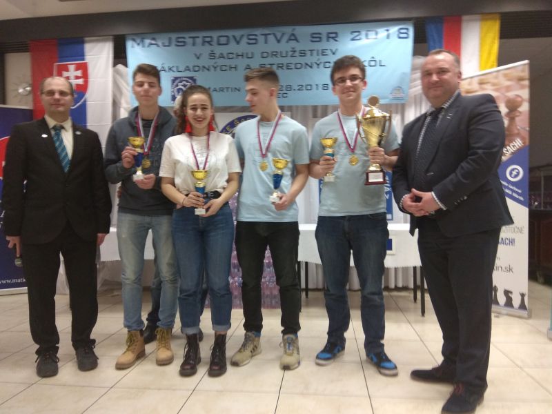 Víťazné družstvo z Novohradskej vrátane našej trojica Anička, Igor a Marek 435