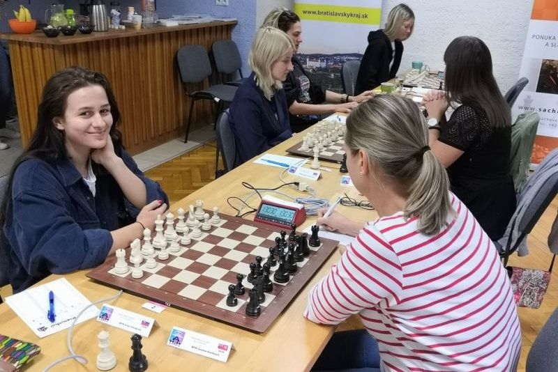 8.kolo: WFM A.Vrtiaková - WFM Z.Kováčová 0,5:0,5 V dobrej nálade pred partiou ôsmeho kola. 040