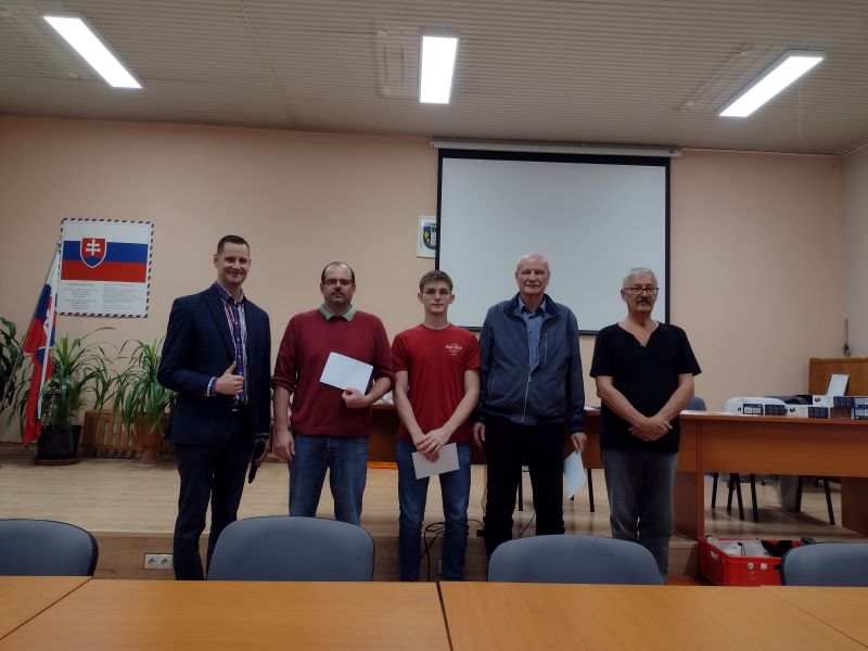 Trojica najúspešnejších hráčov turnaja, vrátane víťazného Maťa 049